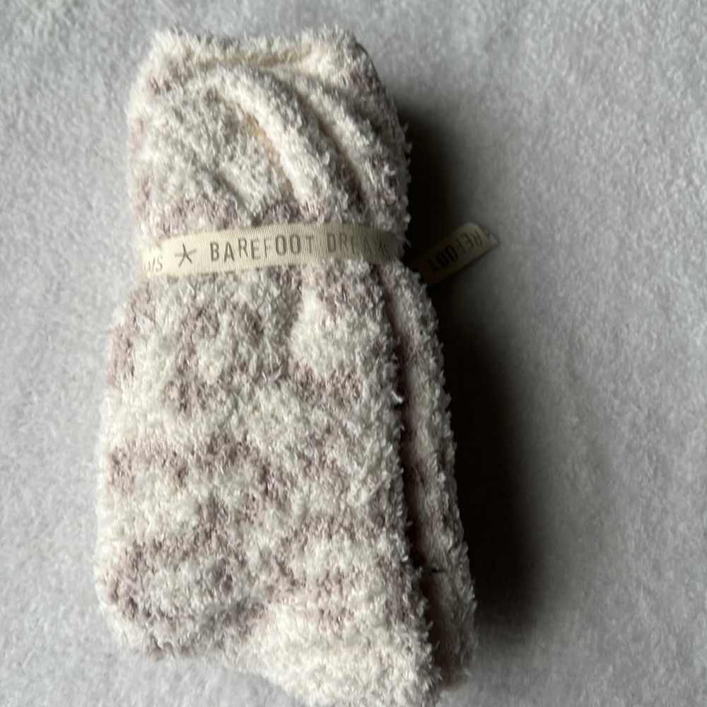 Barefoot Dreams CozyChic Cream/Stone Socks - Picture 8 of 8